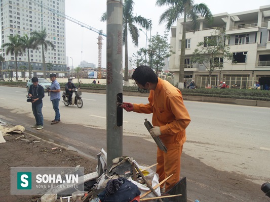 
Công nhân của Công ty điện lực Hà Đông kiểm tra lại hệ thống điện quanh hiện trường xảy ra vụ nổ.
