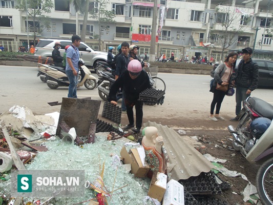 
Hầu hết toàn bộ cửa kính của các căn nhà số 13, 15, 17, 19 ... gần với hiện trường xảy ra vụ nổ bị vỡ hỏng hoàn toàn.
