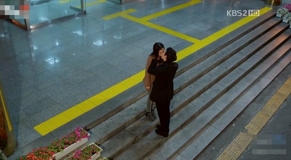 
Với Kang Ma Roo, đây mới chính là nụ hôn đầu tiên theo đúng nghĩa của hai người, bởi nó có sự giao hòa tình cảm từ cả hai phía.
