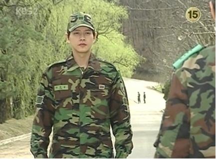 
Park Hae Jin vai hạ sĩ Nam trong phim.

