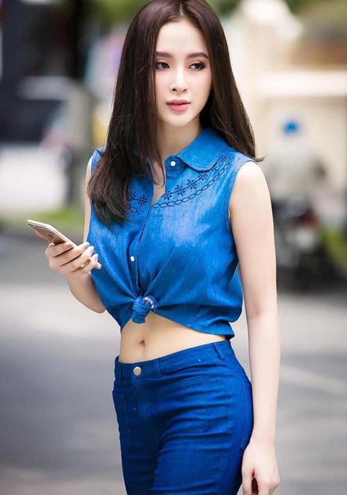 
Angela Phương Trinh diện áo crop top, khoe vòng eo 56cm không kém cạnh Ngọc Trinh.
