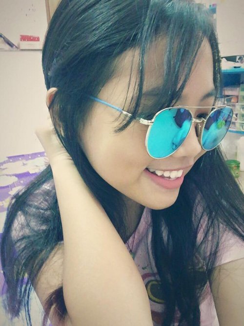 
Con nuôi Quang Lê đeo kính râm hào hứng selfie chuyên nghiệp.
