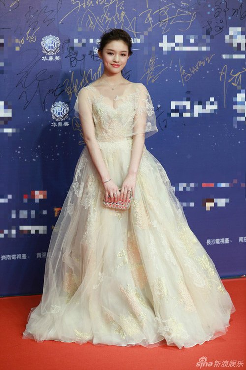 
Người đẹp Lâm Duẫn gợi cảm với váy công chúa. Cô được trao giải thưởng Nữ diễn viên mới triển vọng.
