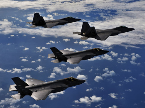 Chiến đấu cơ F-22 và F-35 của không quân Mỹ. Ảnh: USAF