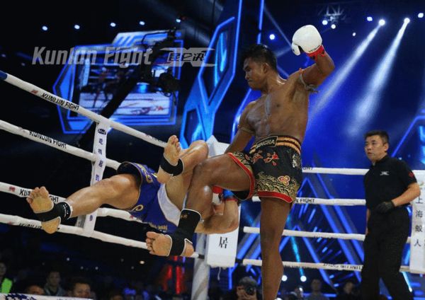 Buakaw đã thi đấu áp đảo trước Liu Hainan .