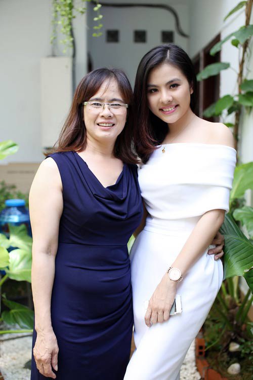 
Mẹ của Vân Trang còn khá trẻ và rất có gu thời trang. Bà ăn mặc sang trọng khi chụp ảnh kỉ niệm cùng con gái yêu.

