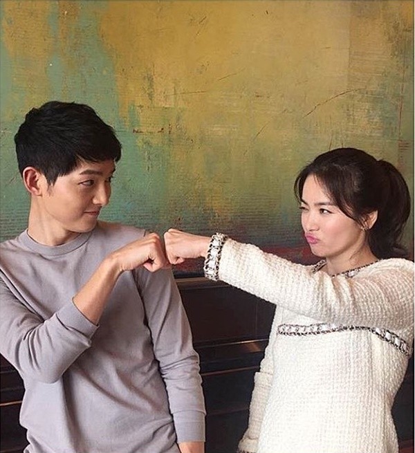 
Sự ăn ý của cặp đôi sau cánh gà. Bức hình được Song Hye Kyo đăng tải lên Instagram cá nhân
