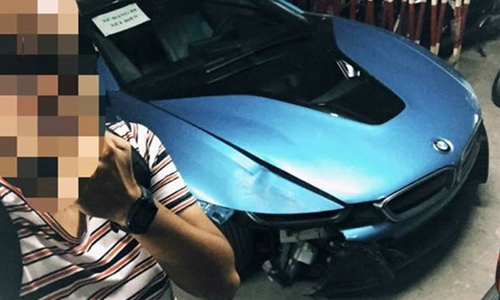 
Chiếc BMW i8 xanh ngọc lần đầu gặp nạn vào hồi tháng 9
