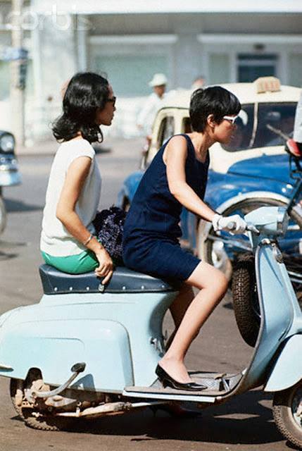 Trong ký ức nhiều người, nét đẹp của thiếu nữ Sài Gòn còn là hình ảnh của họ bên những chiếc xe. Hình ảnh những cô gái Sài Gòn tự lái xe Vespa hay Cub mang nét quyến rũ và cá tính.