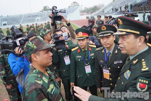 Bộ trưởng Quốc phòng Việt Nam Phùng Quang Thanh và Bộ trưởng Quốc phòng Trung Quốc Thường Vạn Toàn phát biểu động viên và trò chuyện với cán bộ, chiến sĩ biên phòng Việt Nam tham gia buổi trình diễn.