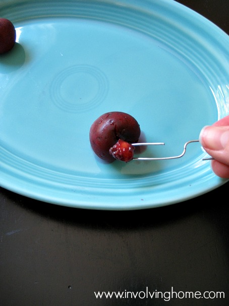 
Kẹp giấy còn là vật hữu ích để lấy hạt cherry nhé. Bạn cũng thử dùng cách này xem. (Ảnh: involvinghome)
