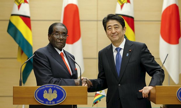 
Thủ tướng Nhật Shinzo Abe (phải) và Tổng thống Zimbabwe Robert Mugabe trong cuộc họp báo chung tại Tokyo hôm 28/3. (Ảnh: POOL/Reuters)
