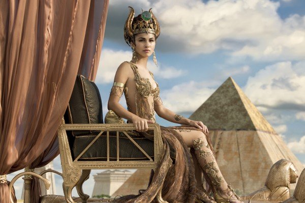 Hoàng hậu xinh đẹp trong sử thi Ai Cập.