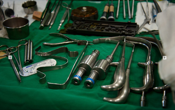 
Dụng cụ phẫu thuật thẩm mỹ trong phòng phẫu thuật.
