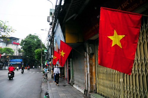 Nhiều con phố ở phố cổ Hà Nội, người dân treo cờ hưởng ứng ngày 30/4