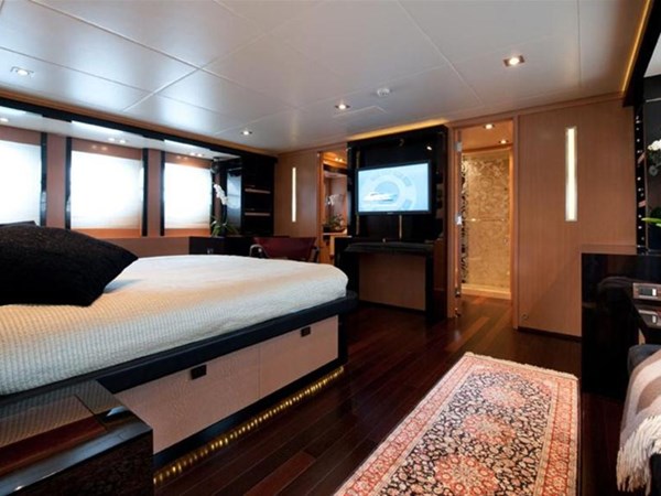 Palmer Johnson có thể đón 7 hành khách trong 4 phòng ngủ cao cấp được ốp gỗ mun và đá cẩm thạch. Ảnh: Izumi Yacht