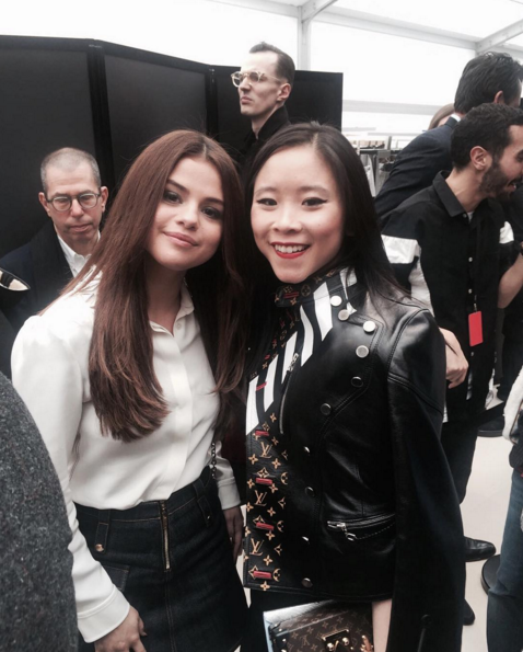 Cạnh Selena Gomez trong show diễn Louis Vuitton.