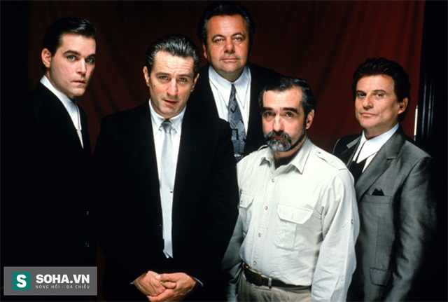 
1. Goodfellas (Tình bằng hữu)

Martin Scorsese đã giành được tượng vàng Oscar cho đề cử Đạo diễn xuất sắc nhất cho bộ phim The Departed, nhưng kiệt tác Goodfellas năm 1990 này mới chính là tác phẩm được công chúng yêu thích nhất của ông. Goodfellas là một trong những phim gangster hay nhất của điện ảnh Mỹ. Câu nói mở đầu phim của nhân vật Henry: Hồi tưởng lại, tôi đã luôn muốn làm một gangster ngay từ rất nhỏ - As far back as I could remember Ive always wanted to be a gangster là lời thoại trong phim được bình chọn vị trí 20 của danh sách 100 câu nói trong phim tuyệt vời nhấtbởi tạp chí Premiere vào năm 2007.
