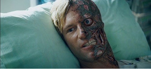 
Gương mặt bị hủy hoại của nhân vật trong The Dark Knight (Kỵ sĩ bóng đêm) thực chất là không có gì.
