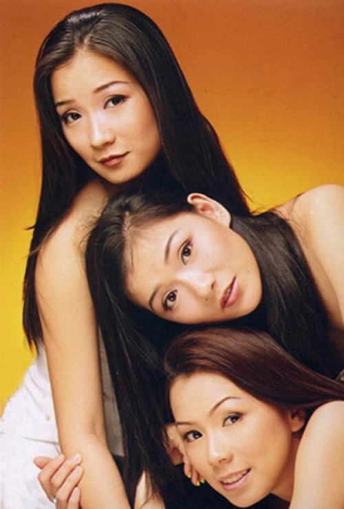 Tam ca Áo Trắng là nhóm nhạc với 3 thành viên là 3 chị em ruột khó quên nhất trong lòng khán giả nhạc Việt những năm 90. Tuyết Ngân là chị cả còn Minh Thư và Minh Tú là một cặp song sinh.