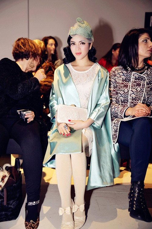 
Tuần lễ thời trang cao cấp mùa thu đông 2014-2015 diễn ra tại kinh đô thời trang Paris, Lý Nhã Kỳ cũng khiến báo chí trong nước bất ngờ khi cô xuất hiện trên hàng ghế khán giả, ngồi xem biểu diễn.
