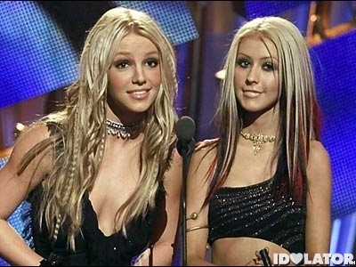 Bức ảnh từng đi vào lịch sử USUK bởi việc 2 đối thủ Britney Spears và Xtina cùng chịu đứng chung sân khấu...