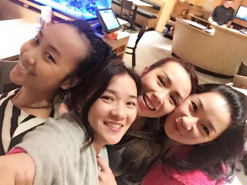 Tam ca Áo trắng chụp ảnh tự sướng bên ca sĩ Đoan Trang vào hồi tháng 5.2015. Ba cô thiếu nữ ngày nào giờ đều đã là những bà mẹ rất hạnh phúc.