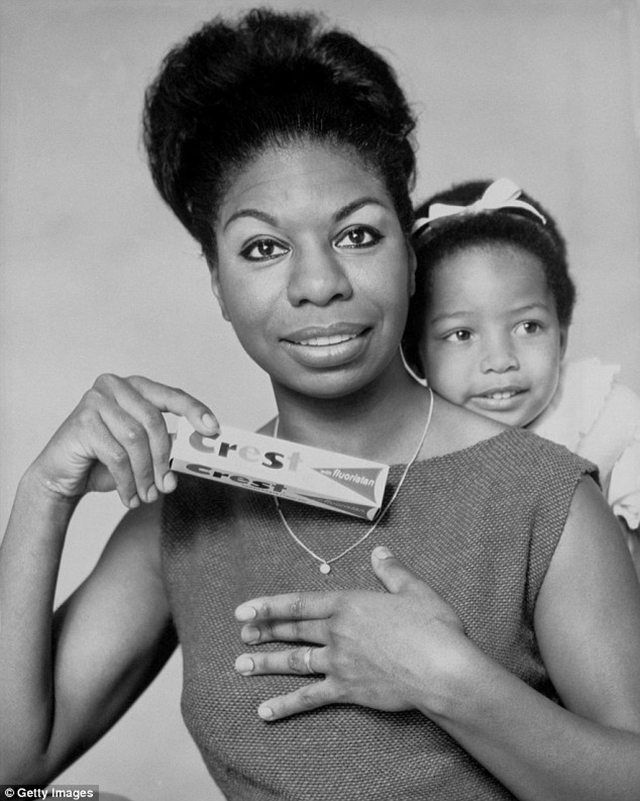 
Hai mẹ con Nina và Lisa năm 1964.
