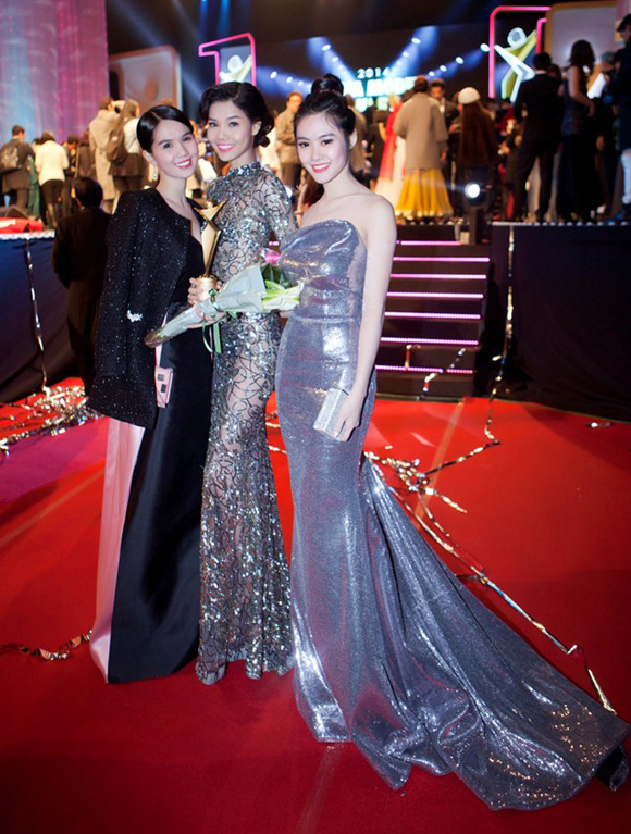 
Trong bức hình chụp chung với 2 cô em Linh Chi và Kỳ Hân, rõ ràng Nữ hoàng nội y không thực sự thu hút bằng.
