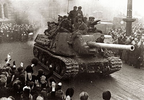 Pháo tự hành hạng nặng ISU-152 tham gia chiến dịch giải phóng Ba Lan.