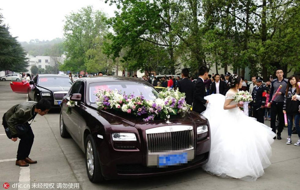 
Cô dâu, chú rể ngồi trong chiếc xe dẫn đầu đoàn mang thương hiệu Rolls-Royce.
