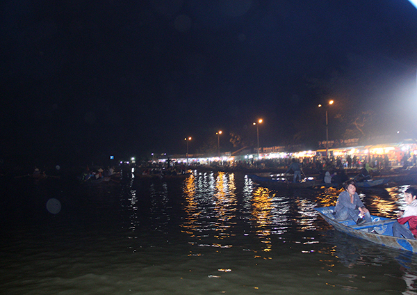 Rất nhiều thuyền bè chở du khách rẽ nước đi trong đêm tối
