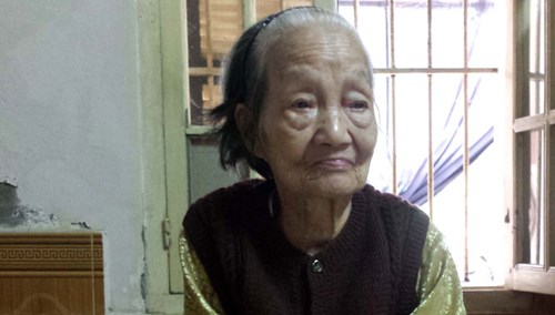 
Vợ ông Tuân, bà Nguyễn Thị Thuyền - cựu tù chính trị Côn Đảo, dù bệnh tật vẫn gắng chờ ngày chồng được giải tiếng oan.
