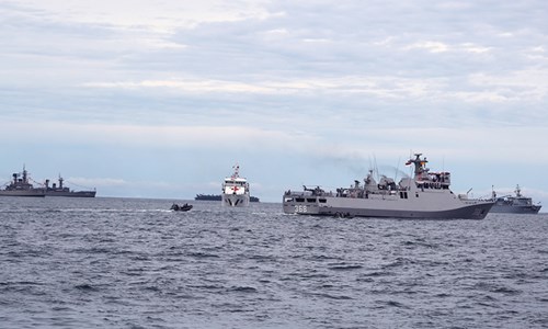 
Tàu 386 chở Tổng thống Indonesia duyệt qua Tàu Bệnh viện 561.
