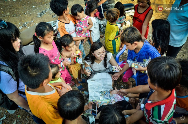 Hào hứng với các món đồ chơi giản dị. Nhìn tụi nhỏ thích thú đón nhận những món quà nhỏ, chăm chú xem chỉ dẫn cách lắp đồ chơi, chúng tôi cảm thấy vui đến lạ.