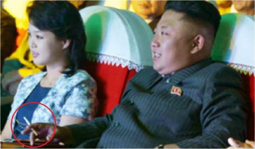 
Kim Jong-un hút thuốc cạnh phu nhân đang mang thai

