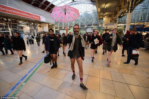 
Những người tham gia No Pants Subway Ride ở nhà ga Paddington, London, Anh

