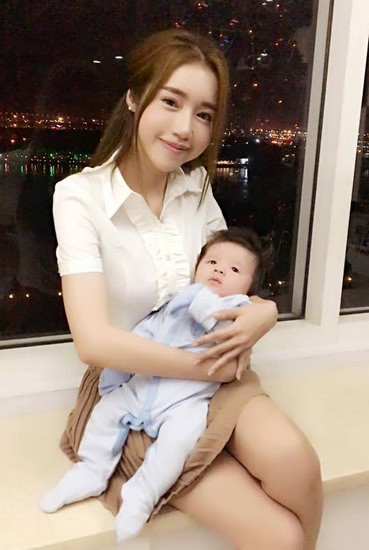 
Elly Trần và con trai Túc Mạch
