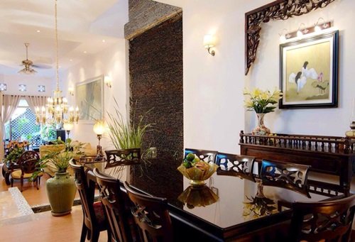 
Phòng khách và khu bàn ăn được bố trí thông thoáng, tạo cảm giác rộng rãi và ấm cúng
