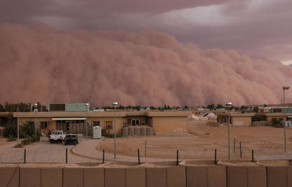 
Hình ảnh ghi lại một trận bão cát dữ dội sắp quét qua căn cứ quân sự của Mỹ.
