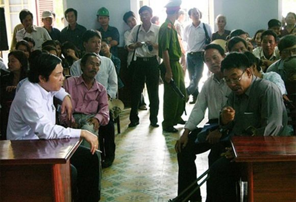 Ông Nguyễn Bá Thanh không khoảng cách với người dân, sẵn sàng ngồi nhiều giờ liền lắng nghe ý kiến của cử tri về các vấn đề còn bất cập của TP. Đà Nẵng