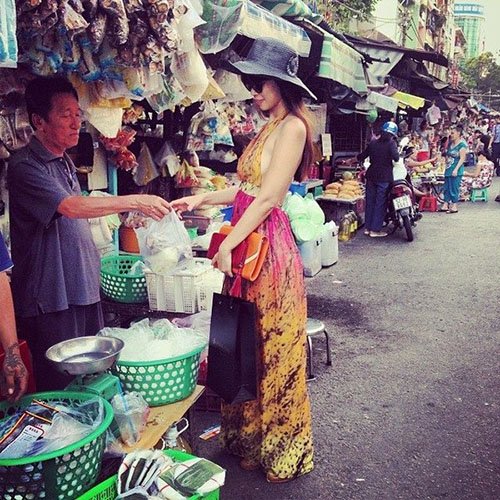 
Chân dài Hà Anh diện váy maxi, khoe vòng 1 gợi cảm khi đi chợ bình dân.
