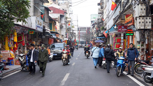 
Nhiều tuyến phố ở thủ đô, vỉa hè được trưng dụng làm nơi bày bán hàng. Ảnh: Vietnamnet.
