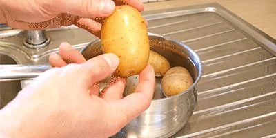 
Trước khi luộc, lấy dao khía một vòng quanh của khoai. Luộc xong rửa khoai với nước lạnh và giờ chỉ việc lột vỏ trở nên quá dễ dàng.
