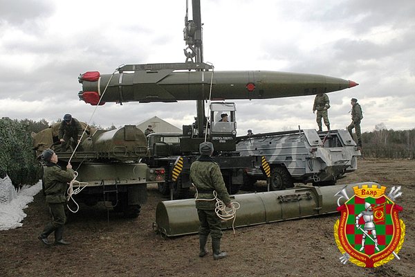 
Các binh sĩ đang nạp đạn cho tổ hợp tên lửa đạn đạo chiến thuật OTR-21 Tochka-U. Loại tên lửa này có tên 9K52 Luna-M, sử dụng nhiên liệu đẩy rắn, tổng khối lượng 2 tấn và tầm bắn lên tới 185 km.
