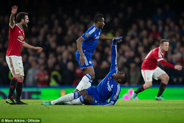 
Cầu thủ Chelsea lập tức tỏ ra hết sức đau đớn.
