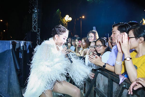 Không chỉ biểu diễn chuyên nghiệp và hết mình, trong lần xuất hiện này, Tóc Tiên không ngại leo lên hàng rào chắn để giao lưu với khán giả hâm mộ.