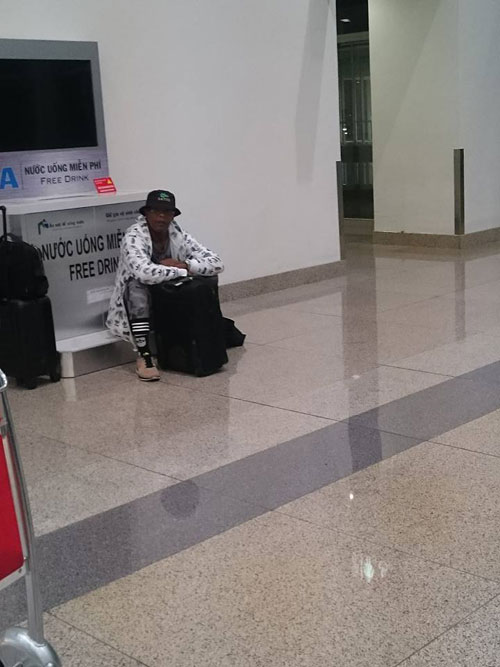 
Nam diễn viên ngồi tại sân bay Nội Bài vào chiều qua
