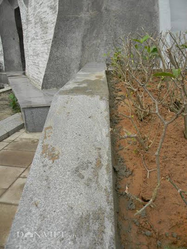 Khu bồn hoa của tượng đài đã được dùng xi măng trít lại cho kết dích với gạch, đá.