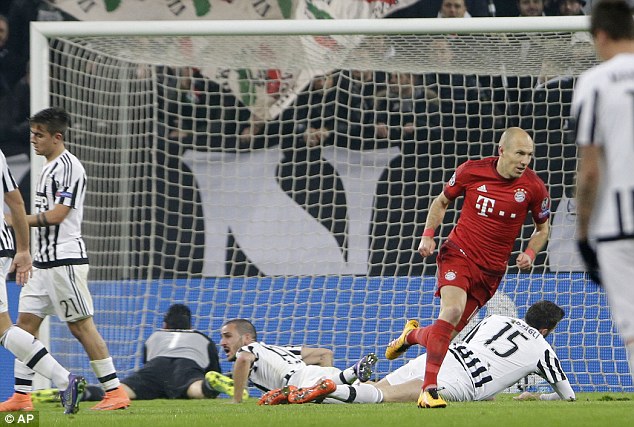 
Robben nhân đôi cách biệt cho Bayern nhưng đáng tiếc Hùm xám không bảo vệ được thành quả và hòa 2-2.
